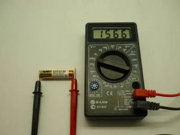 So führen Sie Messungen per Electronic Tester (Multimeter) aus