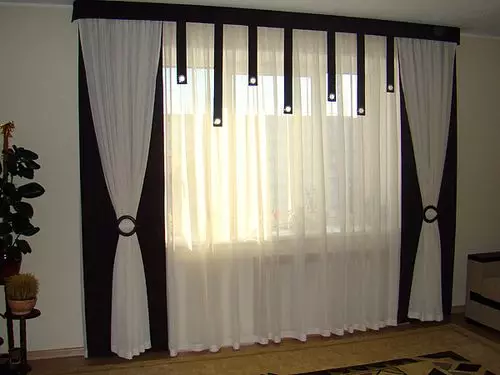 Crno-bijele zavjese u unutrašnjosti apartmana