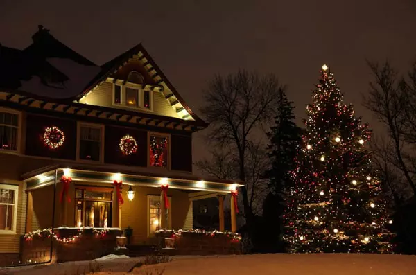 Novogodišnji dekor kuće vani sa vlastitim rukama (65 fotografija)
