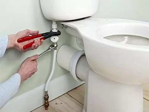 چگونه به طور مستقل تانک توالت را تغییر دهید؟