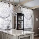 厨房窗帘：更好的薄纱或卷帘？