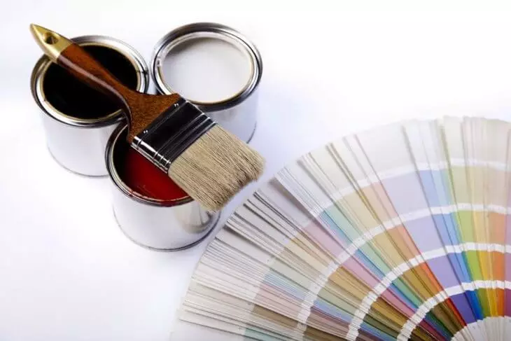 How to paint the wooden house outside with your own hands: Collect paint