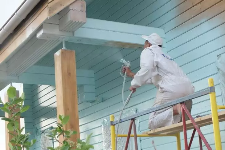 So malen Sie das Holzhaus draußen mit Ihren eigenen Händen: Sammeln Sie Farbe