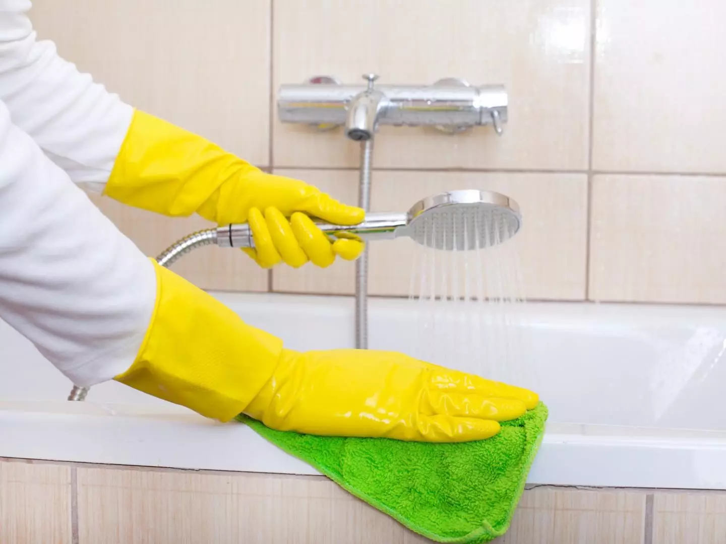 [Θα είναι καθαρό] πώς να πλύνετε το μπάνιο από την πλάκα και τη σκουριά;