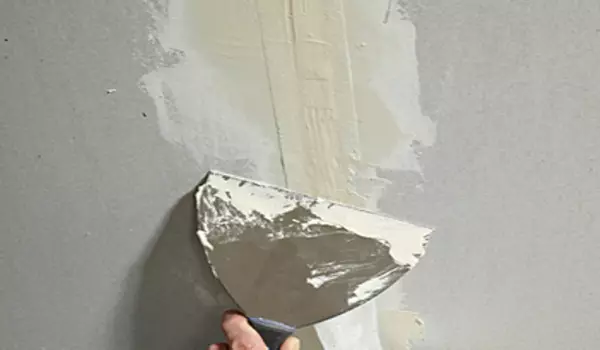 Πώς και πώς να κλείσετε τη ρωγμή στον τοίχο - αποτελεσματικοί τρόποι