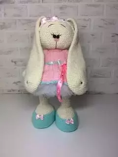 bunny Toy ທີ່ມີຫູ crochet ຍາວດ້ວຍແຜນການແລະວິດີໂອ