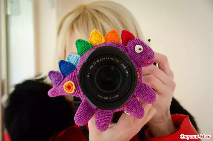 在照相機鏡頭上的玩具用手鉤針編織