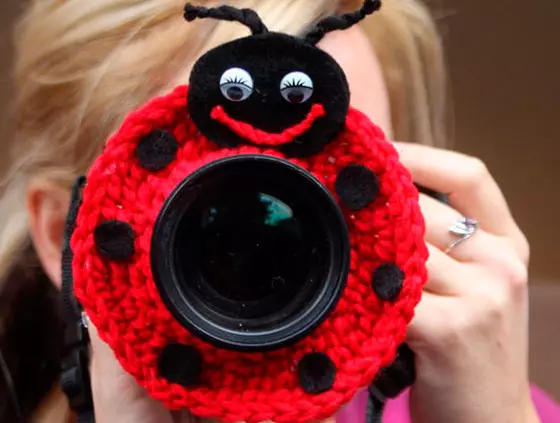 اسباب بازی در لنز دوربین با دست های قلاب خود را