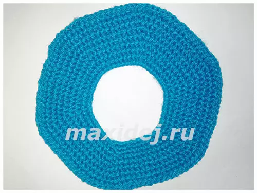 Ohun isere lori awọn lẹnsi kamẹra pẹlu awọn ọwọ ọwọ rẹ crochet