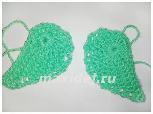 Ohun isere lori awọn lẹnsi kamẹra pẹlu awọn ọwọ ọwọ rẹ crochet