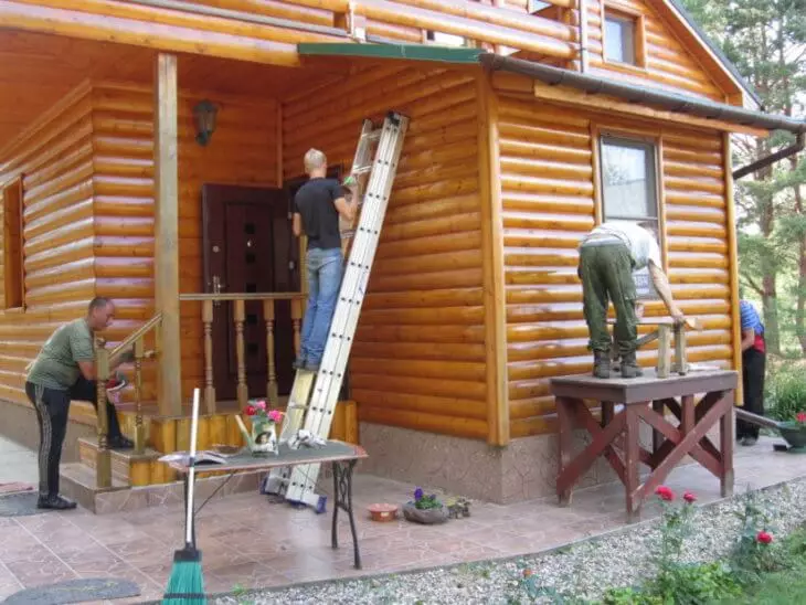 Какво да третираме дървена къща навън?