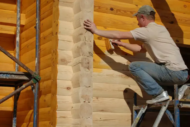 O que tratar uma casa de madeira do lado de fora?