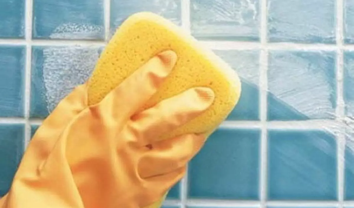 Co čistit švy mezi dlaždice v koupelně