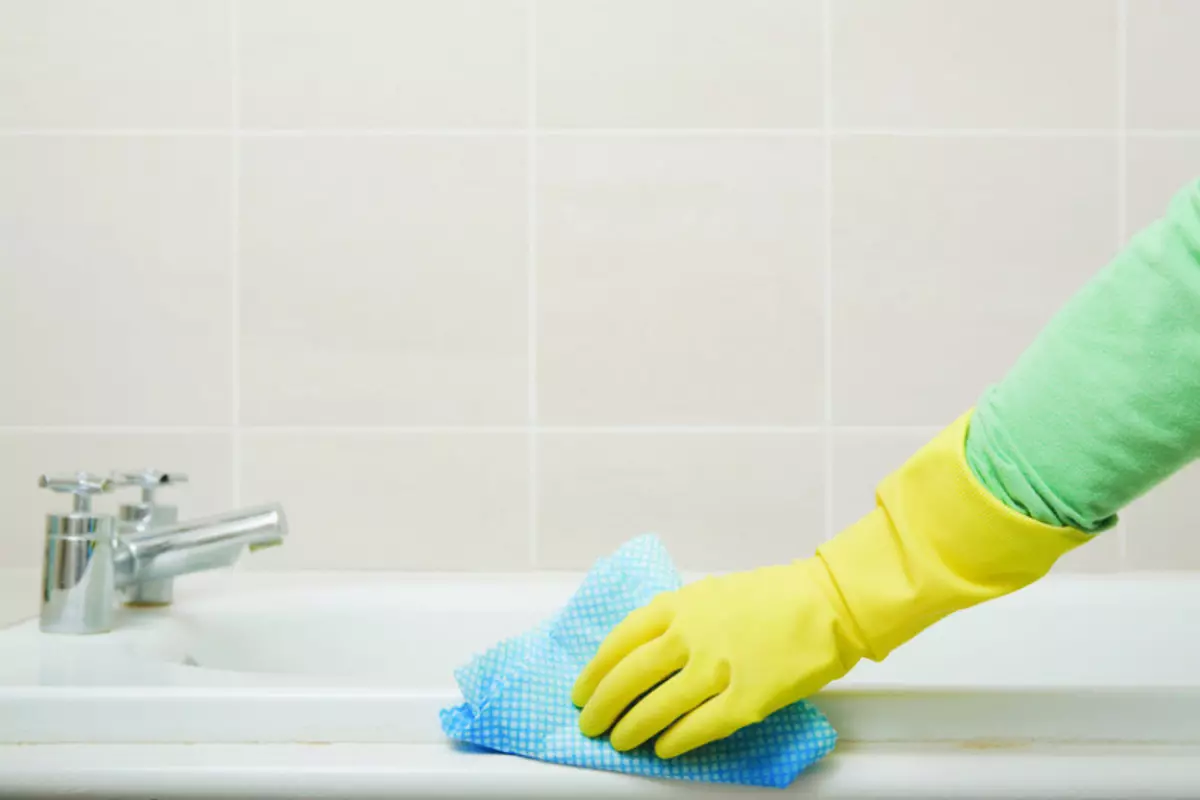Mit kell tisztítani a szalagok közötti varratok a fürdőszobában