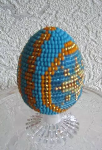 MK en perlas de ovos de trenza de Pascua en técnica de teceduría manual