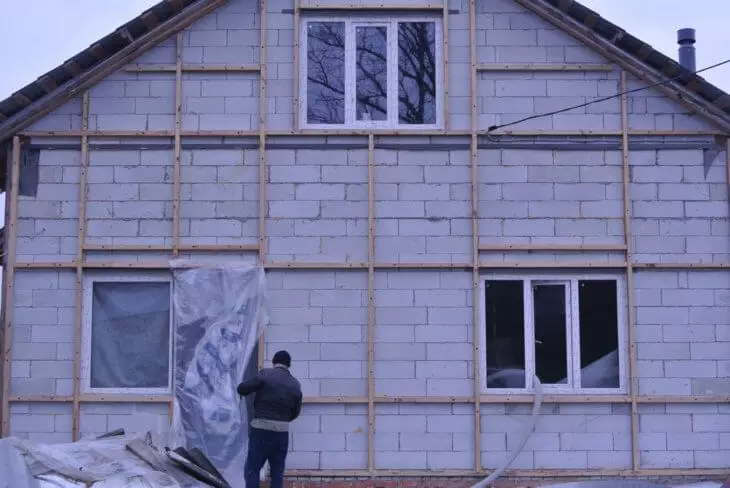 Hvað og hvernig á að einangra hús loftblandaðs steypu utan