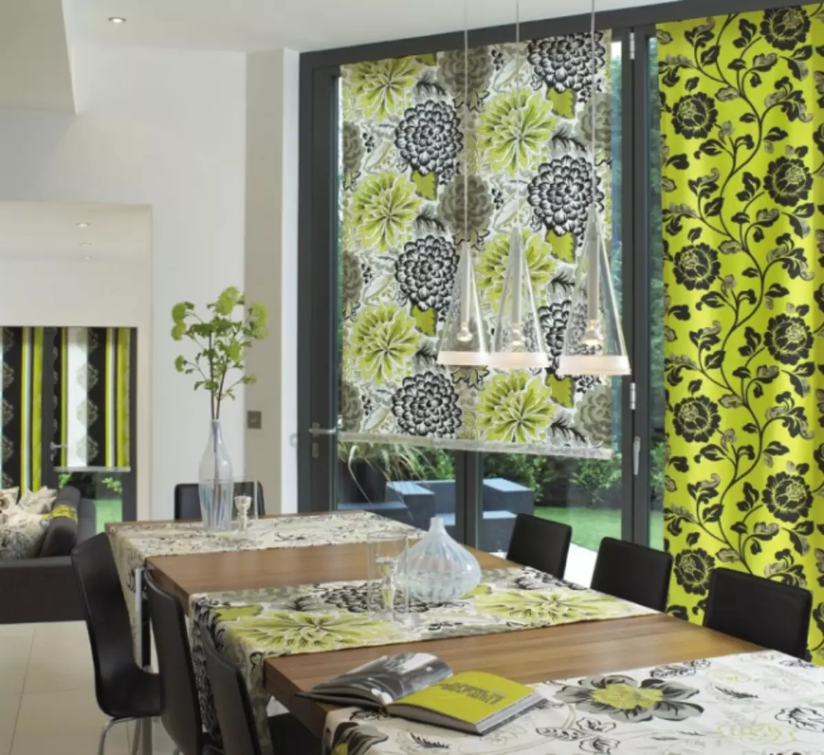 在客廳內部的綠色窗簾 - 通用設計