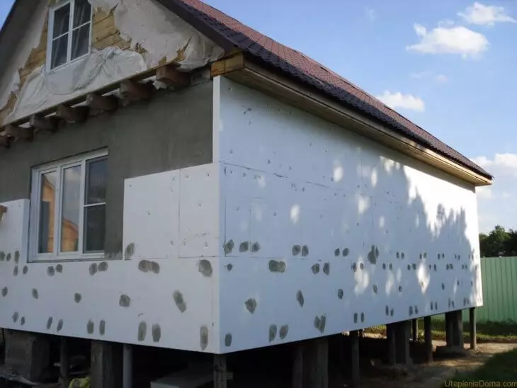 Ấm tại nhà bằng bọt: Làm thế nào để đặt ngôi nhà bằng bọt polystyrene bằng tay của bạn?