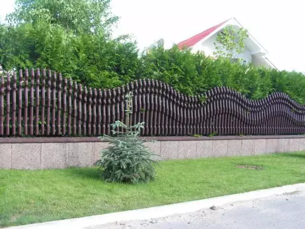 We beslissen hoe ze een hek van een boom moeten maken