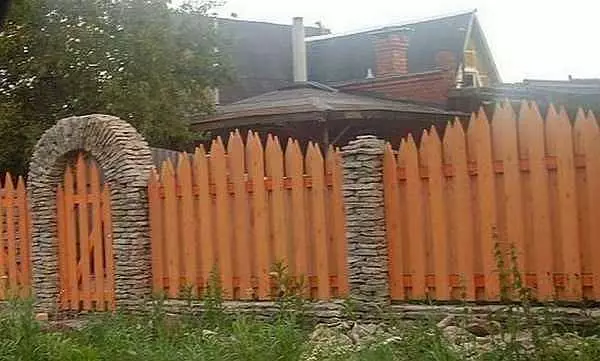 Nous décidons comment faire une clôture d'un arbre