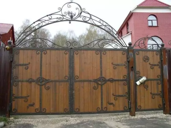 Smidda staket (staket) för privata hus - välj din stil