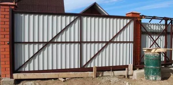 スライド式（スライディング）ゲートの作り方：コンソールを作る - 写真レポート、ビデオ