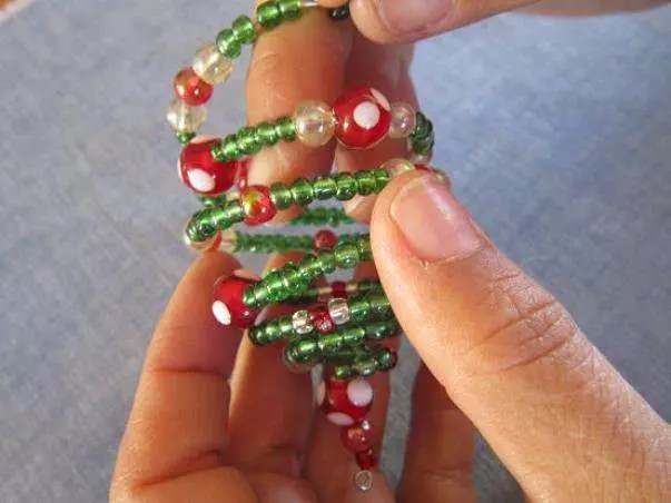 Sabuwar Shekarar Wasanni daga Beads tare da nasu hannayensu: makirci tare da hotuna da bidiyo