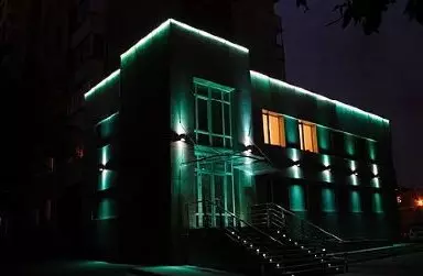 Fita LED para rua: Instalação em uma árvore, casa, banners
