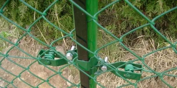 Comment mettre une clôture de la grille de la chaîne