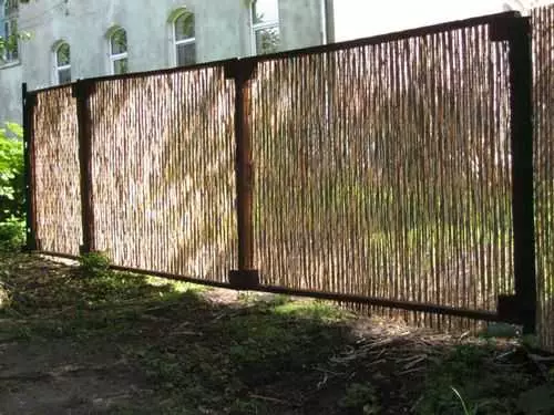 Како ставити ограду из решетке ланца