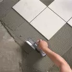 10 częstych błędów podczas układania płytek na podłodze i na ścianie
