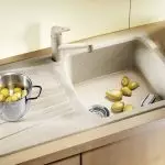 Što je kuhinjski umivaonik umjetnog kamena bolje od nehrđajućeg čelika?