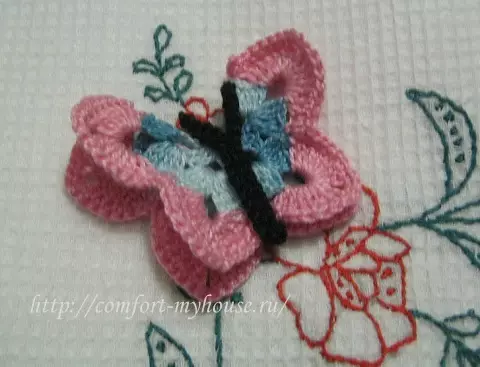 Serbet dengan kupu-kupu coklat crochet