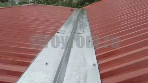Installatie van het dak gemaakt van professionele vloeren op een metalen frame