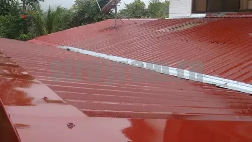 Installation av taket av professionell golv på en metallram