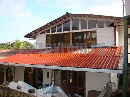 Εγκατάσταση της οροφής από επαγγελματικό δάπεδο σε μεταλλικό πλαίσιο