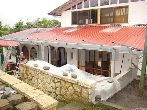 Installatie van het dak gemaakt van professionele vloeren op een metalen frame