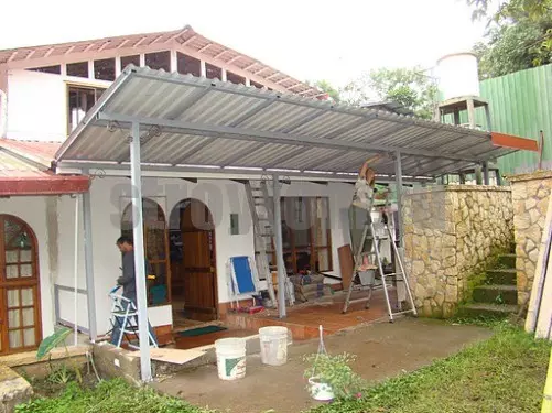 Instalacja dachu wykonana z profesjonalnej podłogi na metalowej ramie