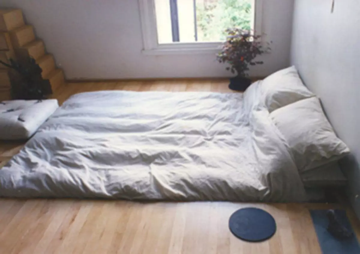 มันมีประโยชน์ในการนอนบนพื้น: ความคิดเห็นและคำแนะนำของผู้เชี่ยวชาญ