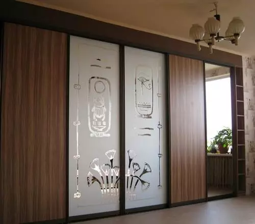 Paano Mag-iisa Alisin ang Cabinet Door Coupe: Manual ng pagtuturo