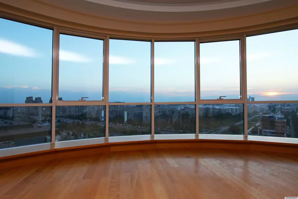 Desain Loggia dengan kaca panorama