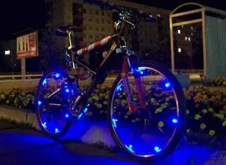 La cinta de llum de fons de la bicicleta ho fa vostè mateix