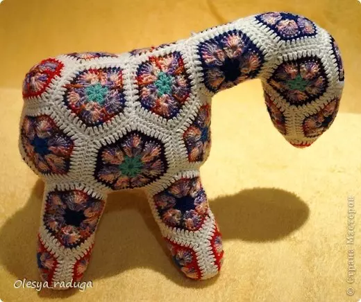 Crochet Horse: სქემა და აღწერა აფრიკის ნახაზი საწყისი მოტივები