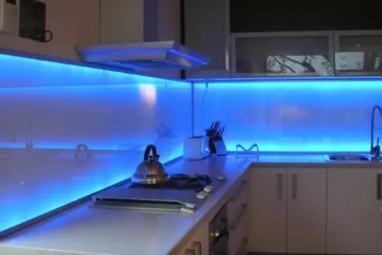 Kā instalēt LED lenti virtuvē