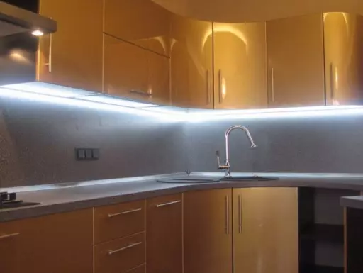 Kā instalēt LED lenti virtuvē