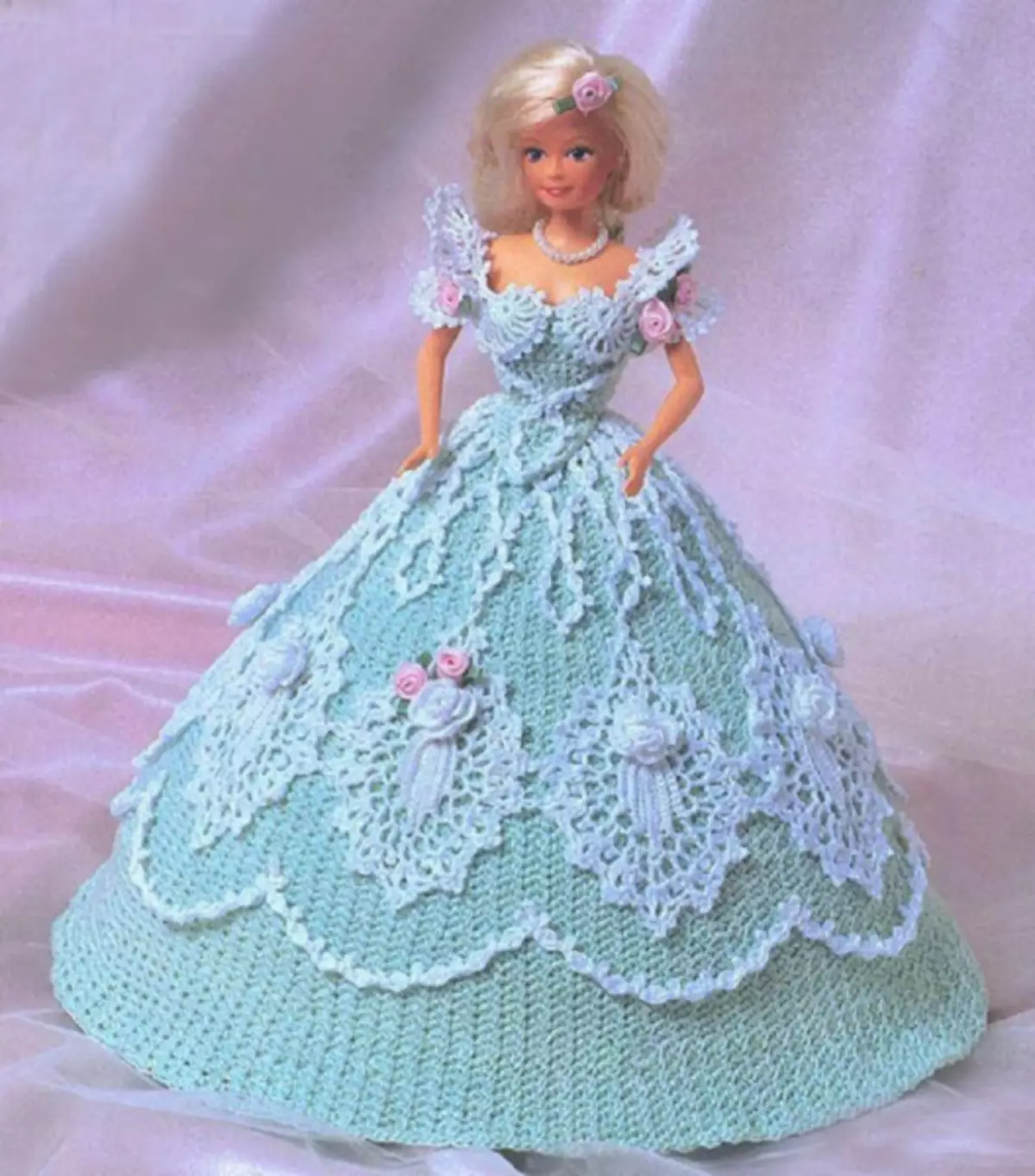 Вязаное бальное платье для куклы Барби