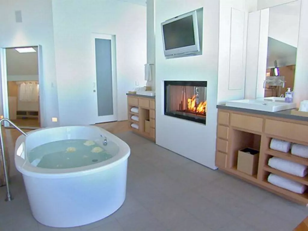 Fireplace sa disenyo sa interior sa banyo