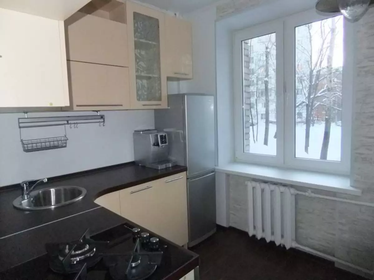 如何使用冰箱在6平方米khrushchev执行厨房设计