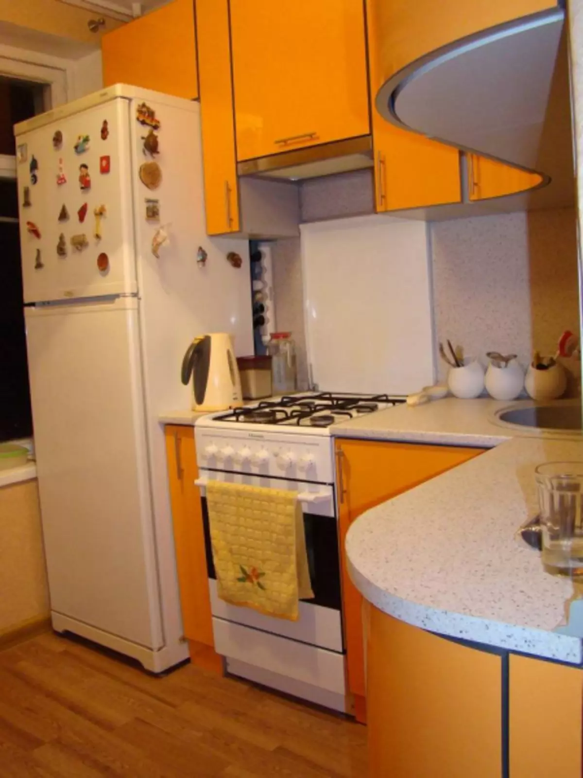 एक रेफ्रिजरेटर के साथ 6 वर्ग मीटर ख्रुश्चेव में एक रसोई डिजाइन कैसे करें