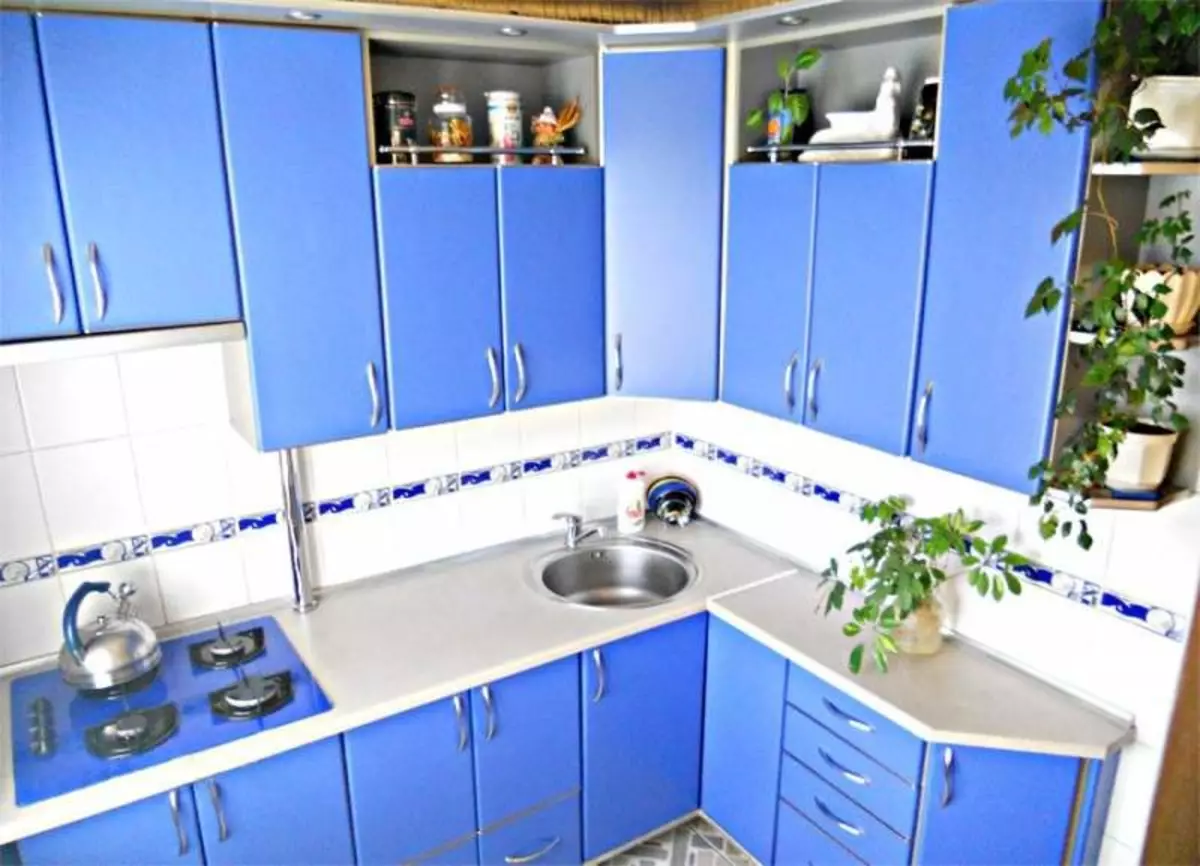 Come eseguire un design da cucina in 6 mq Khrushchev con un frigorifero